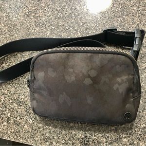 Lululemon everywhere belt bag - black/Camo Deep Coal Multi